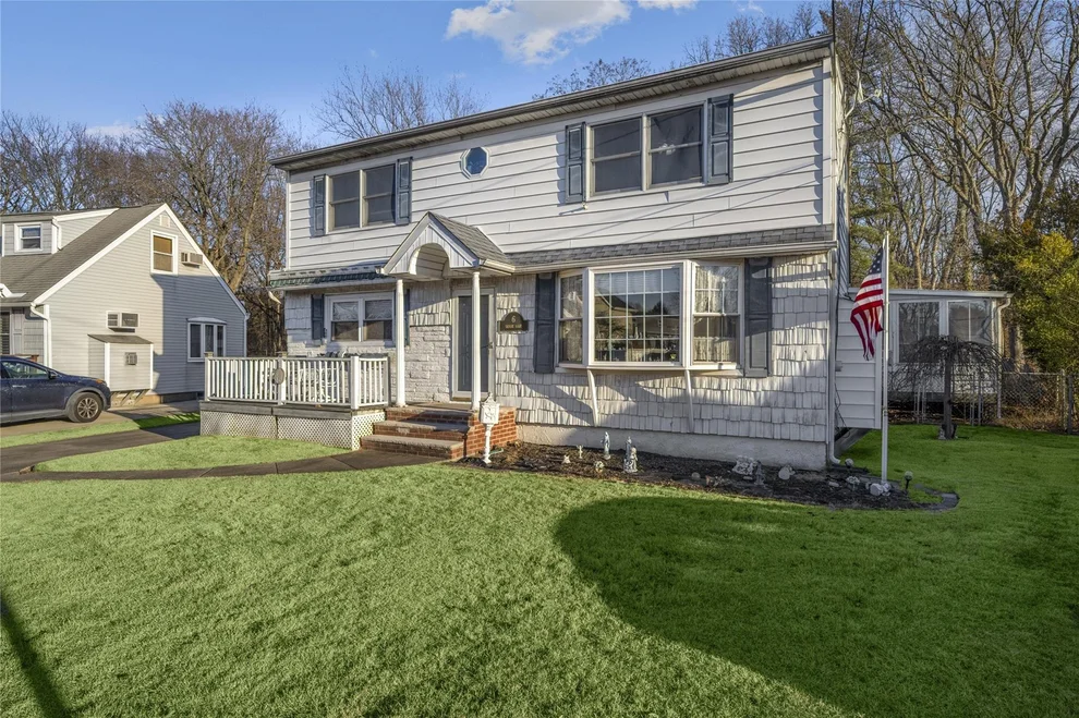 Unit for sale at 6 Leslie Lane, Oyster Bay, NY 11758