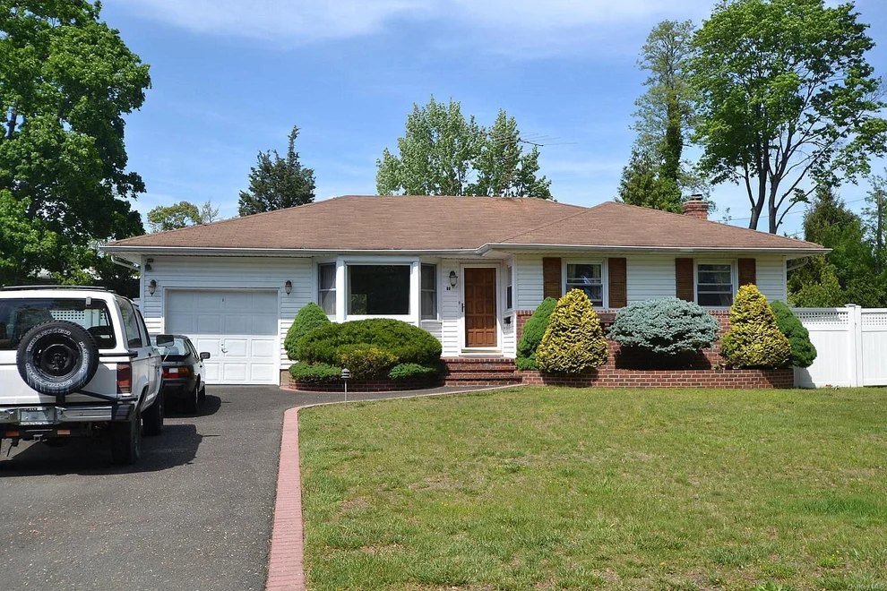 Unit for sale at 60 Tanglewood Drive, Smithtown, NY 11787