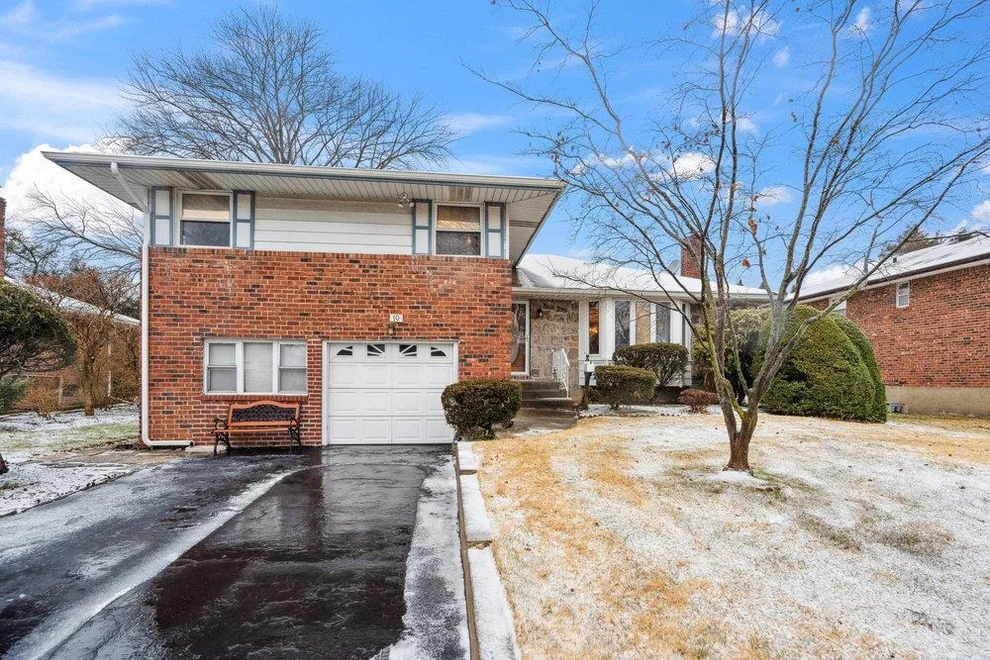 Unit for sale at 10 Berkley Lane, Oyster Bay, NY 11791