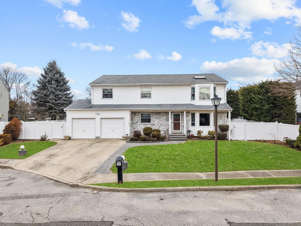 Unit for sale at 55 Waterman Court, Babylon, NY 11702