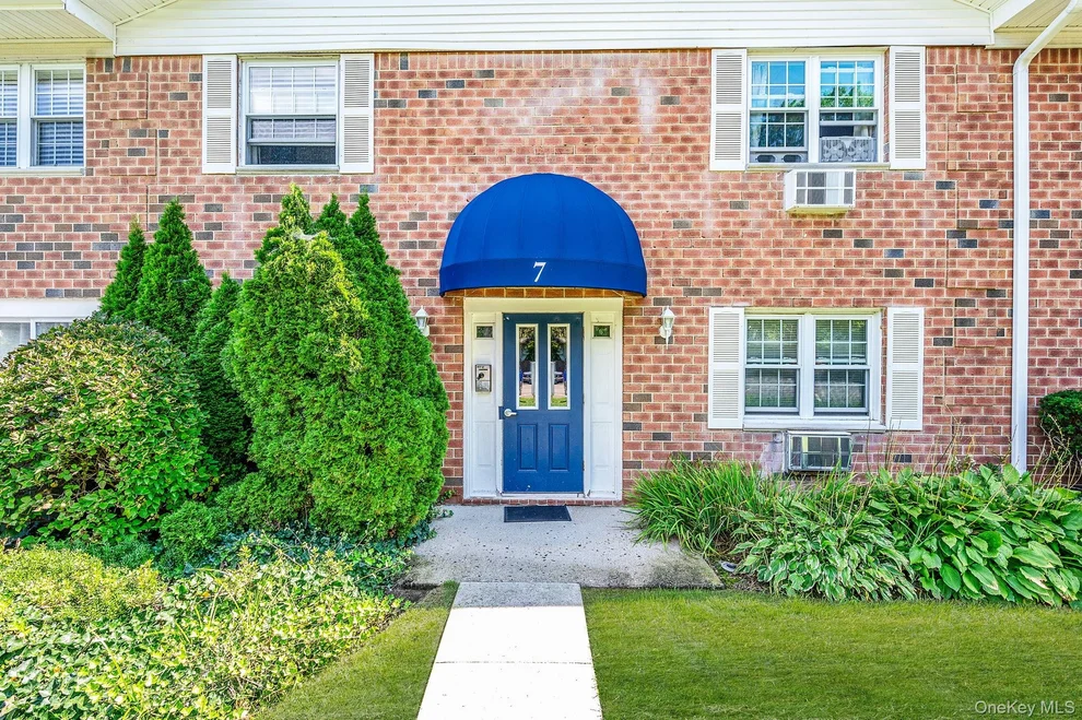 Unit for sale at 460 Old Town Rd, Brookhaven, NY 11776