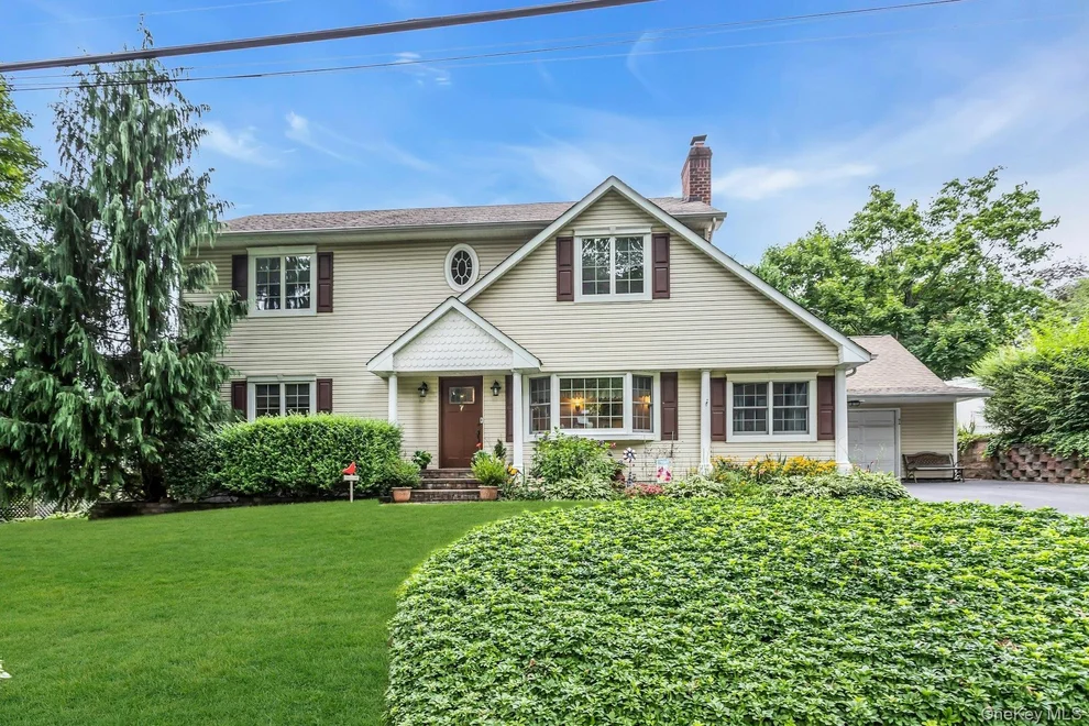 Unit for sale at 7 Sun Valley Court, Huntington, NY 11768