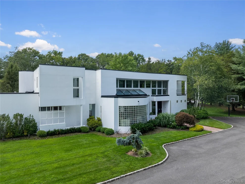 Unit for sale at 1 Vista Drive, Oyster Bay, NY 11791