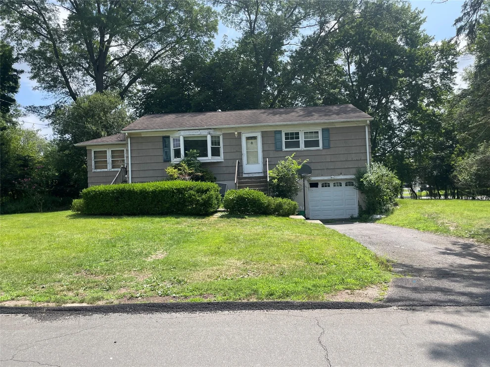 Unit for sale at 2 Sable Court, Clarkstown, NY 10994