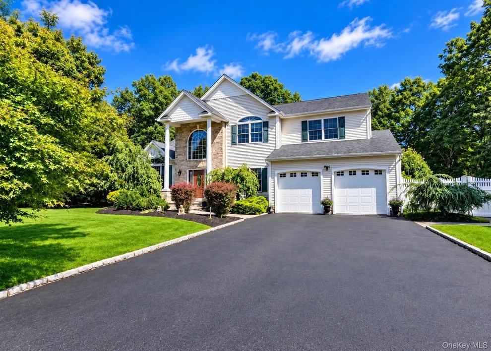 Unit for sale at 5 Keystone Court, Smithtown, NY 11787