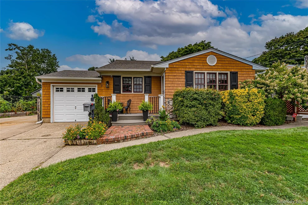 Unit for sale at 3 Peary Lane, Smithtown, NY 11754