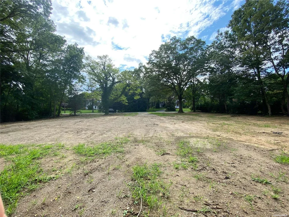 Unit for sale at 18 Pineridge Road, Oyster Bay, NY 11545