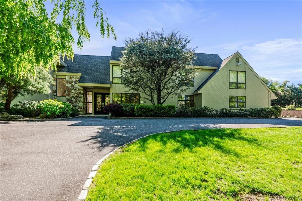 Unit for sale at 5 Twin Ponds Street, North Hempstead, NY 11024