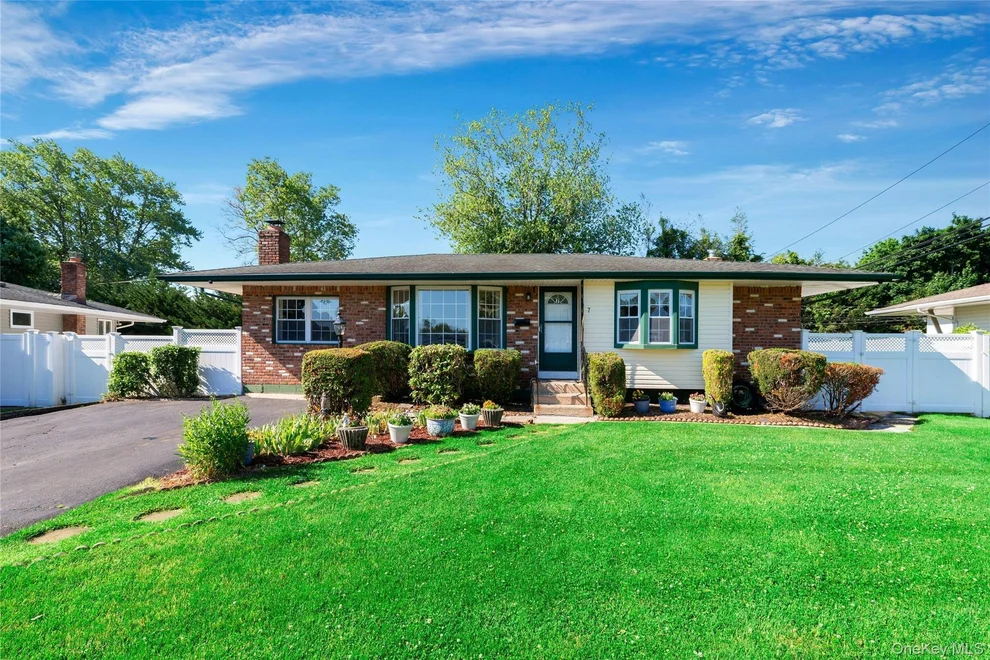 Unit for sale at 7 Applewood Road, Smithtown, NY 11780