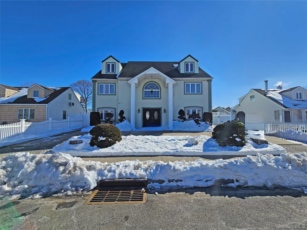 Unit for sale at 645 W Wyngate Drive W, Hempstead, NY 11580