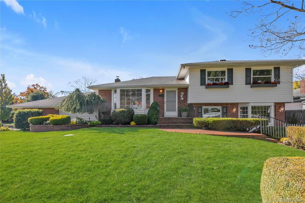 Unit for sale at 6 Milford Lane, Huntington, NY 11747