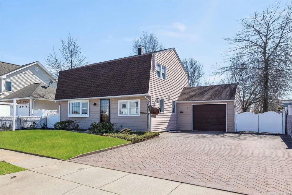 Unit for sale at 54 Lincoln Place, Oyster Bay, NY 11758