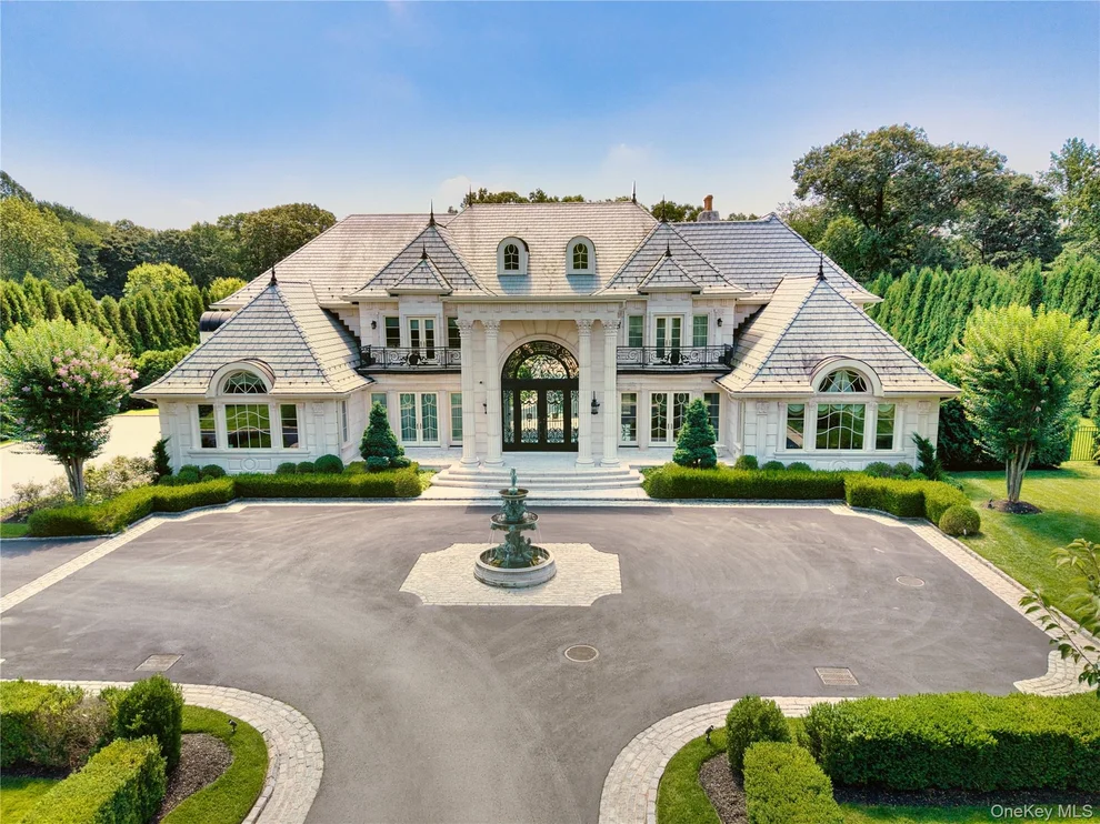 Unit for sale at 7 Covey Court, Oyster Bay, NY 11545