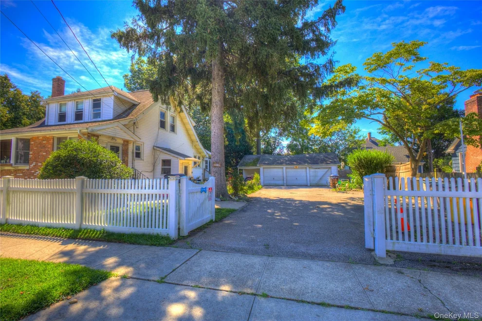 Unit for sale at 81 Notre Dame Avenue, Oyster Bay, NY 11801