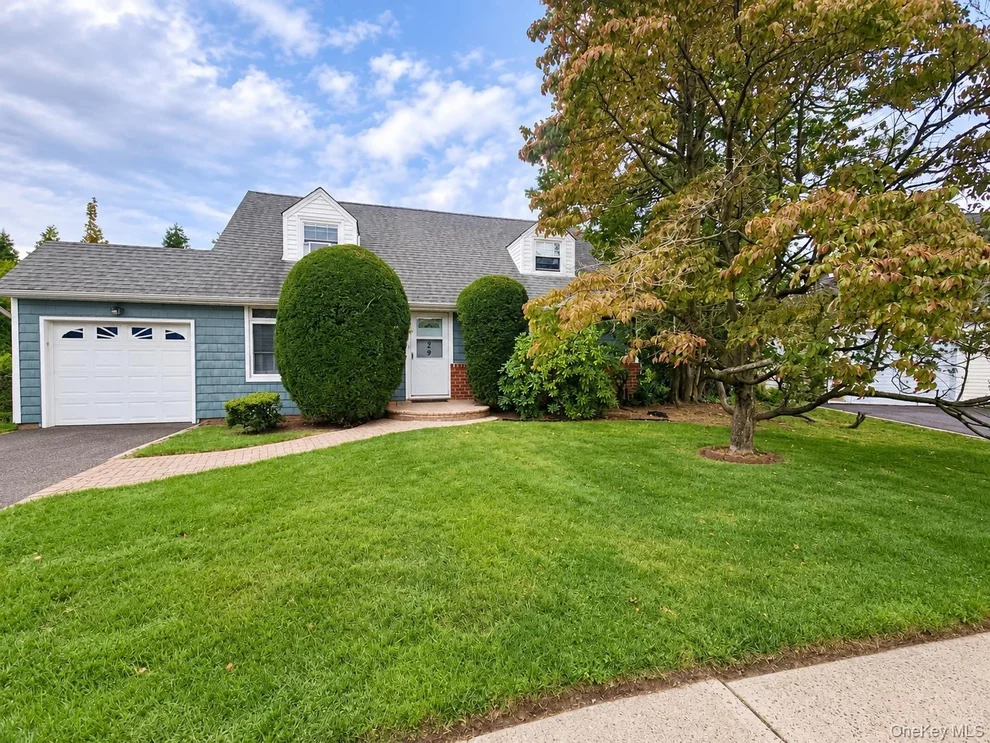 Unit for sale at 29 Emerson Court, North Hempstead, NY 11590