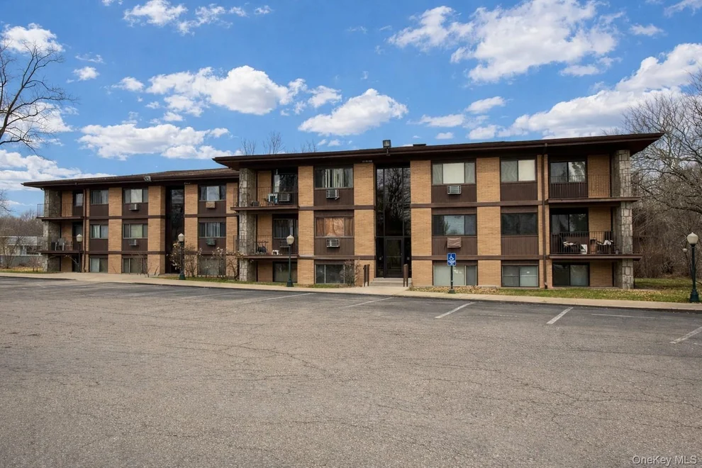 Unit for sale at 10 Oakwood Terrace, New Windsor, NY 12553