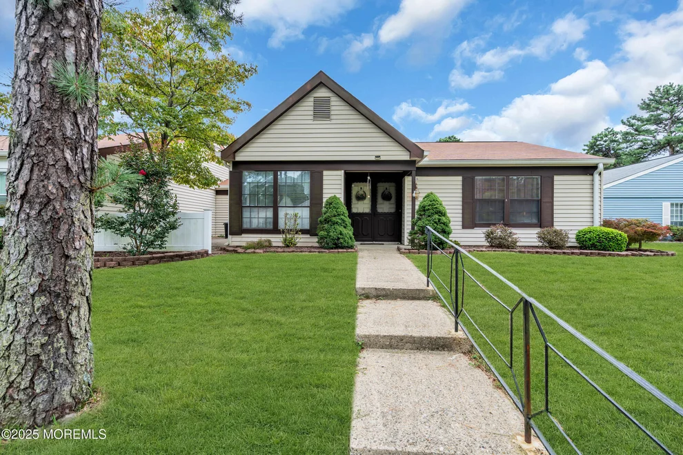 Unit for sale at 533B Warwick Court, Manchester, NJ 08759