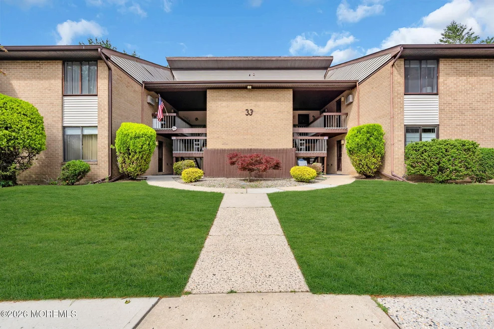Unit for sale at 33 Meadow Green Circle, Manalapan, NJ 07726