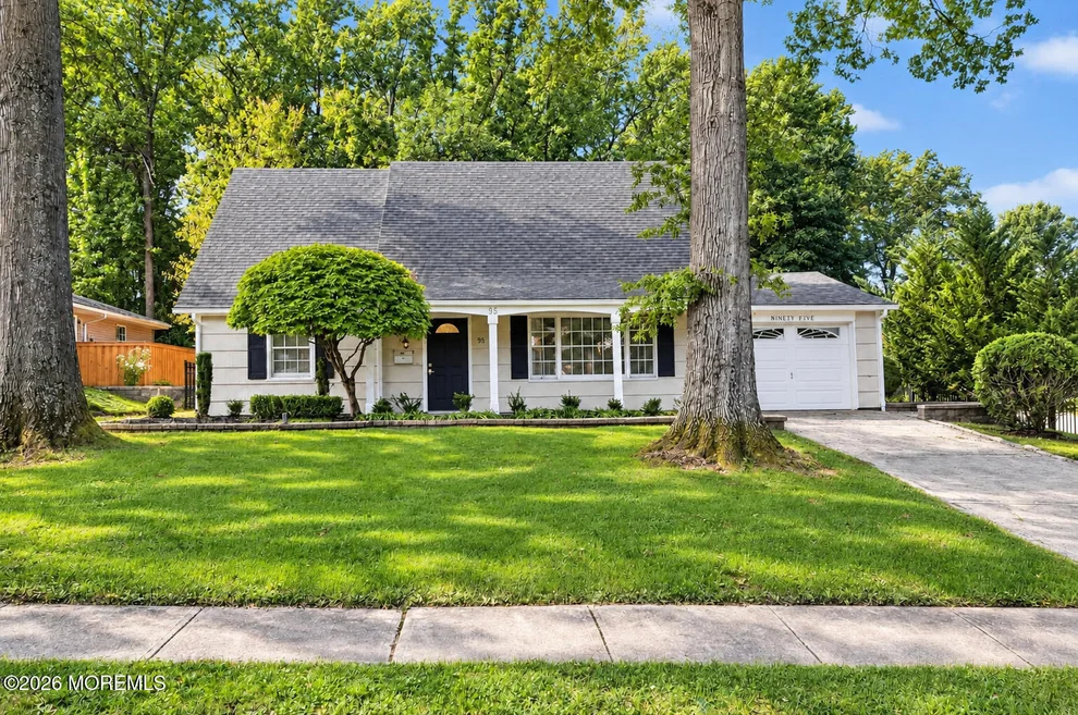 Unit for sale at 95 Warren Drive, Aberdeen, NJ 07747