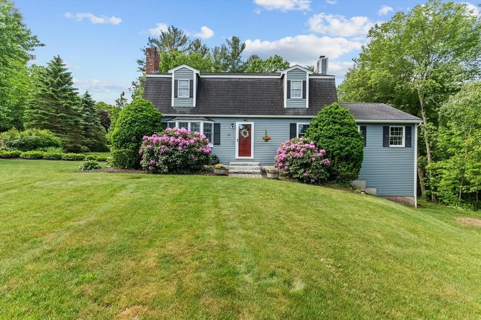 Unit for sale at 37 Forest St, Londonderry, NH 03053