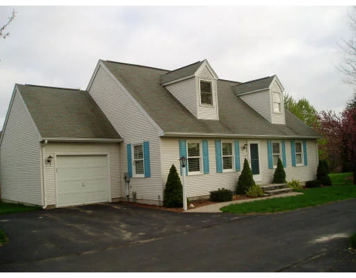 Unit for sale at 10 Juniperwood Dr, Haverhill, MA 01832