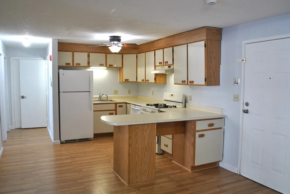 Unit for sale at 4 Knightsbridge Dr, Nashua, NH 03063
