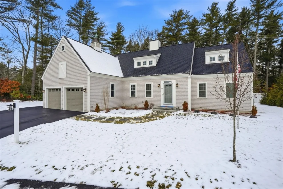 Unit for sale at 10 Checkerberry Cir, Duxbury, MA 02332
