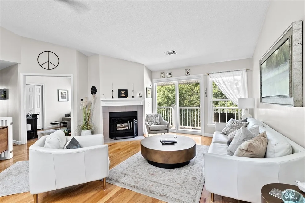 Unit for sale at 86 Bradford Commons Ln, Braintree, MA 02184