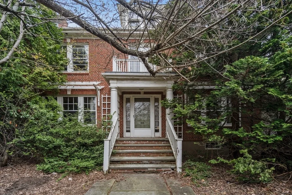 Unit for sale at 10 Stoneleigh Cir, Watertown, MA 02472