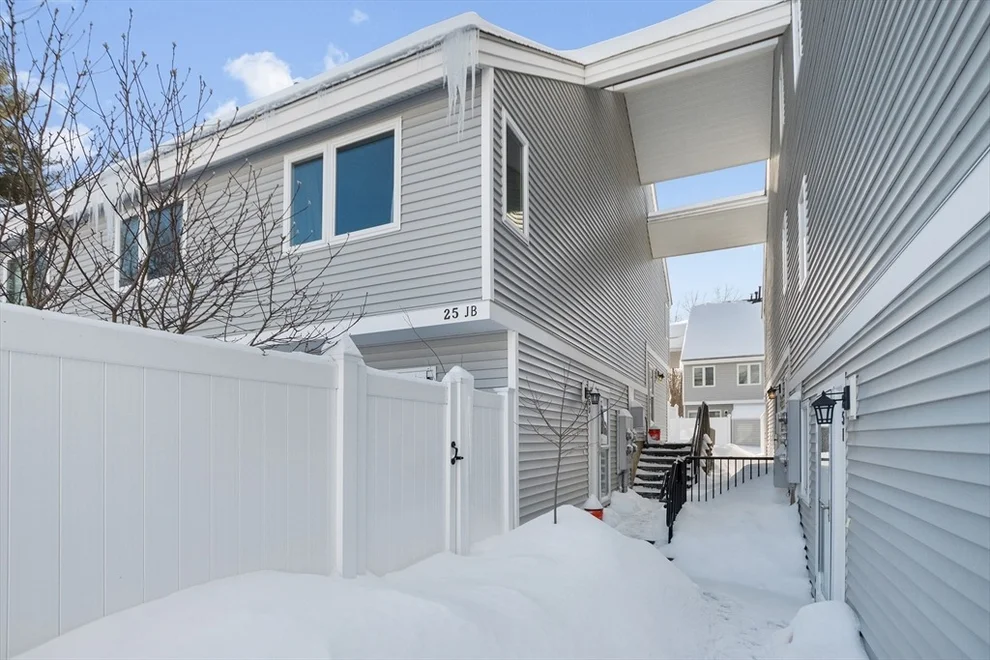 Unit for sale at 25 Meadow Pond Dr, Leominster, MA 01453