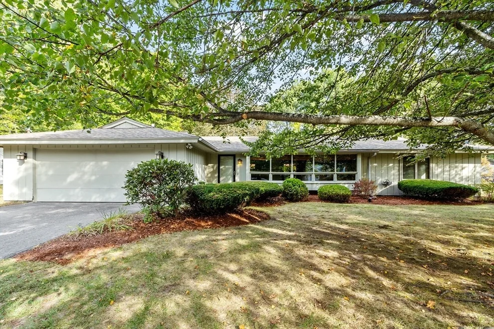 Unit for sale at 5 Montcastle Dr, Chelmsford, MA 01824