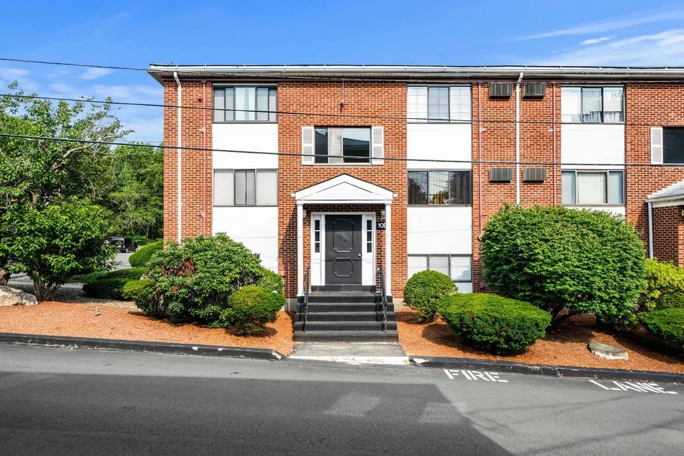 Unit for sale at 10B Colonial Dr, Andover, MA 01810