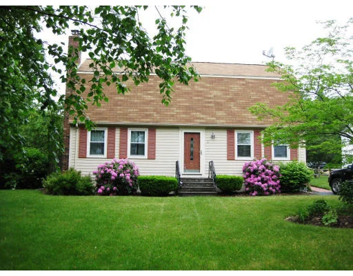 Unit for sale at 2 Conlyn Ave, Franklin, MA 02038