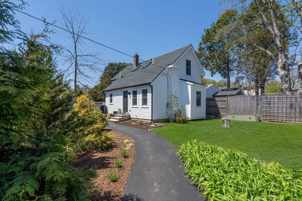 Unit for sale at 39 Topsfield Rd, Ipswich, MA 01938