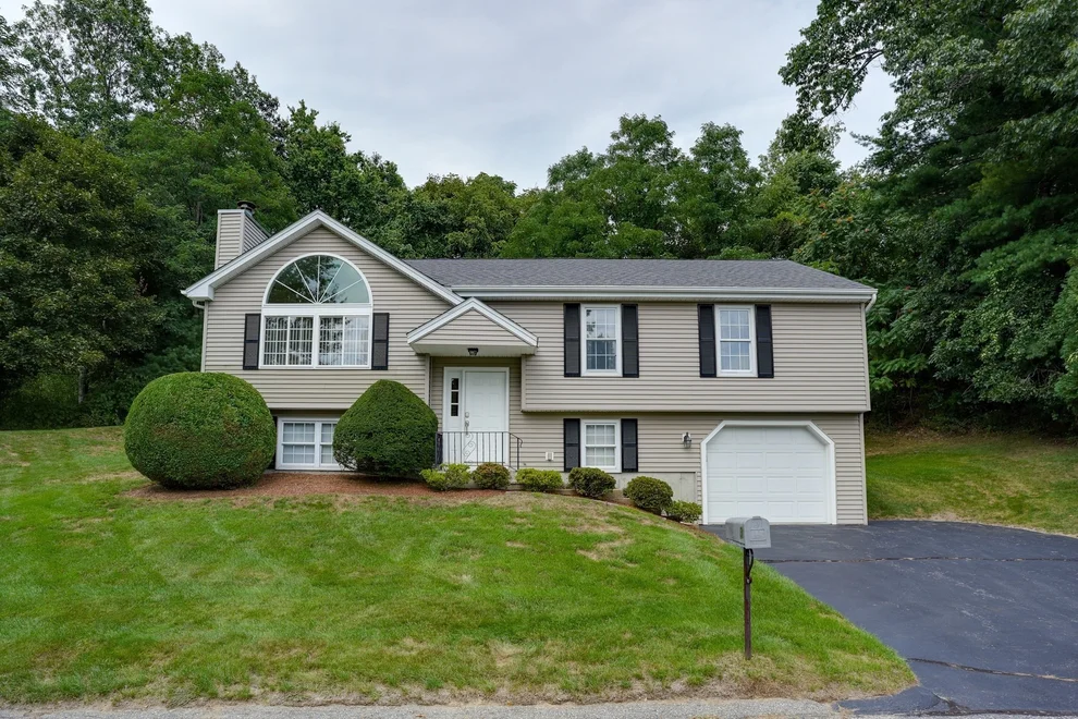 Unit for sale at 3 Greenside Ln, Worcester, MA 01609