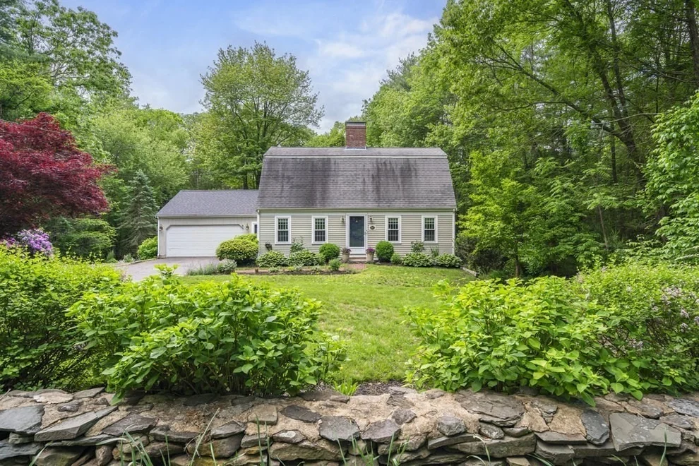 Unit for sale at 620 Grove St, Norwell, MA 02061