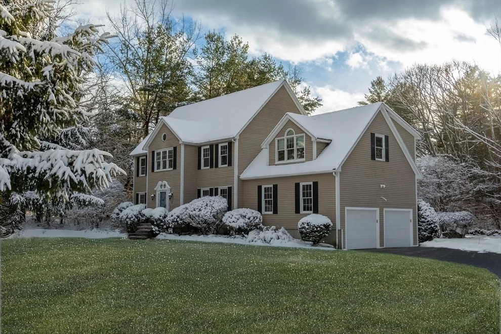 Unit for sale at 4 Tubwreck Dr, Medfield, MA 02052