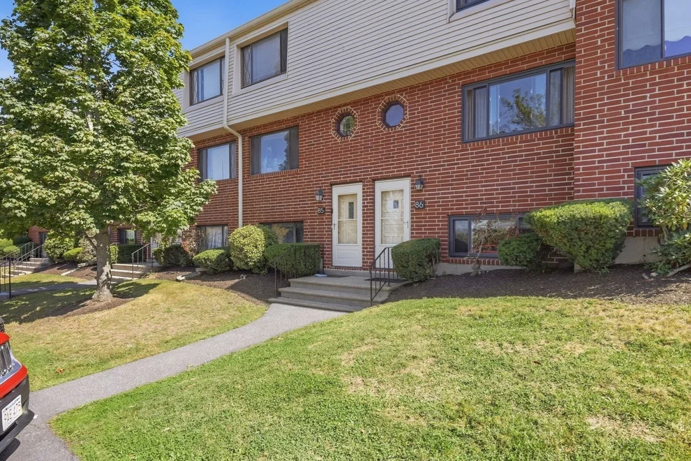 Unit for sale at 86 Sterling Ln, Haverhill, MA 01835