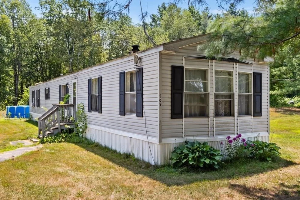 Unit for sale at 209 Hampstead Rd, Derry, NH 03038