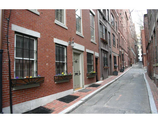 Unit for sale at 17 Ridgeway Ln, Boston, MA 02114