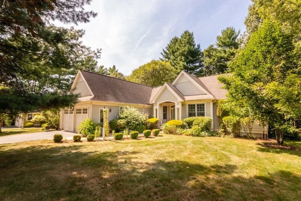 Unit for sale at 3 Bridlefield Ln, Medfield, MA 02052