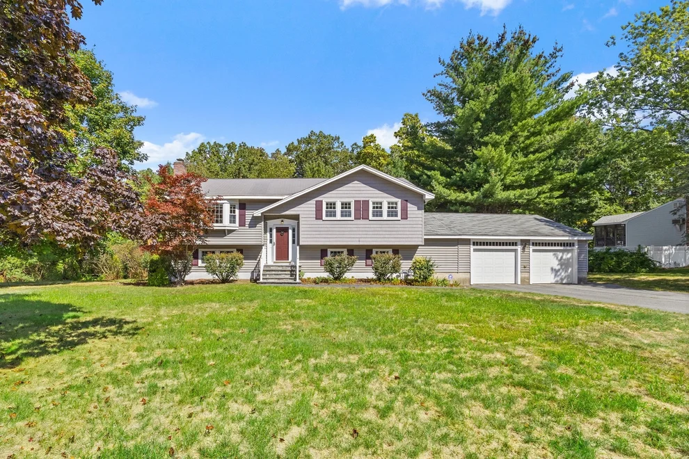 Unit for sale at 8 Roaen Dr, Chelmsford, MA 01863