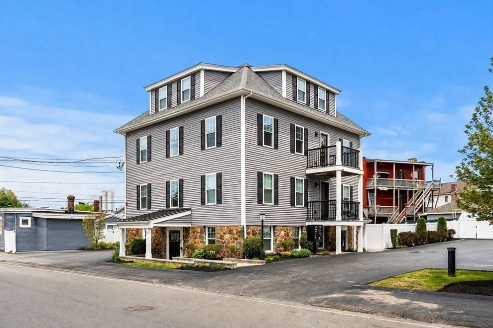 Unit for sale at 4 Wakefield Ave, Wakefield, MA 01880