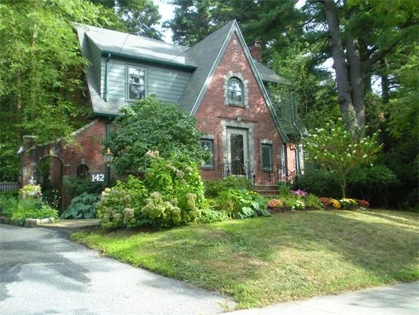 Unit for sale at 142 Highland Ave, Winchester, MA 01890