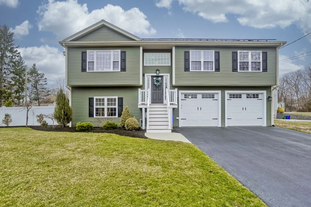 Unit for sale at 34 Como Dr, Attleboro, MA 02703