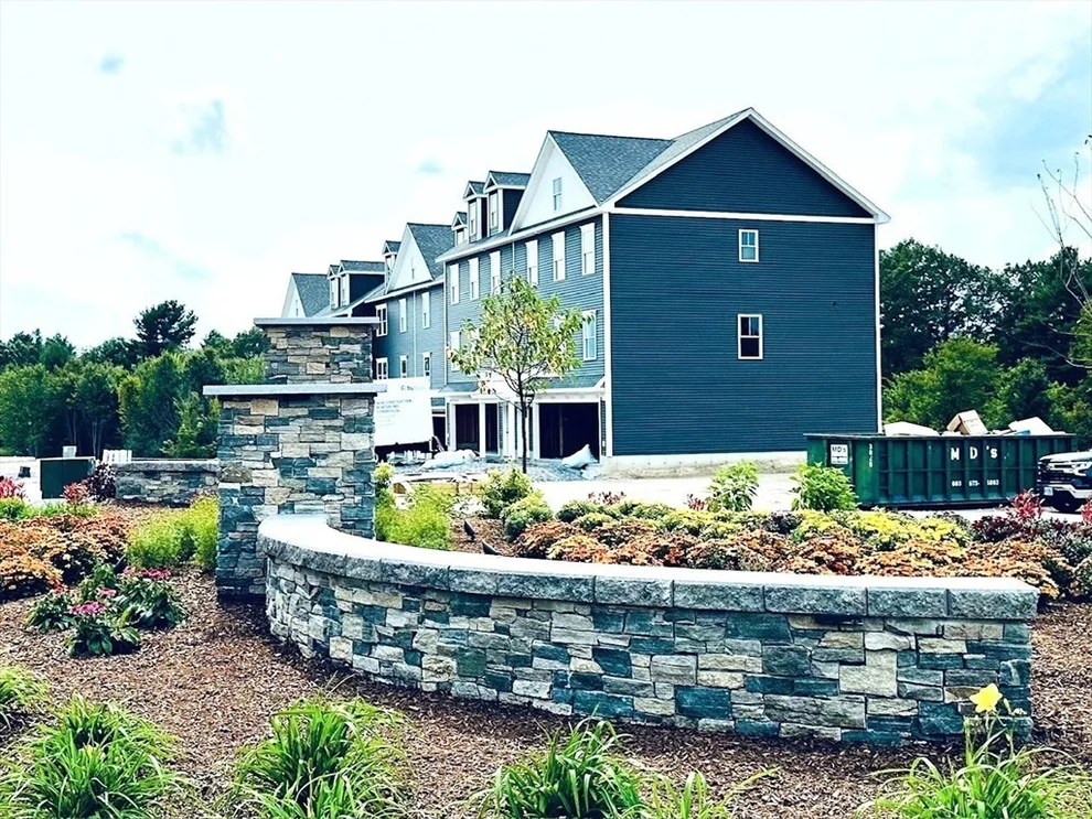 Unit for sale at 6 Elise Avenue, Londonderry, NH 03053