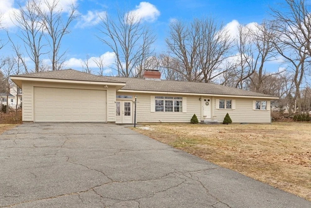 Unit for sale at 76 Walnut St, Lynnfield, MA 01940