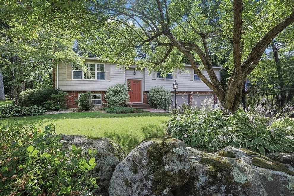Unit for sale at 162 Oak St, Uxbridge, MA 01569