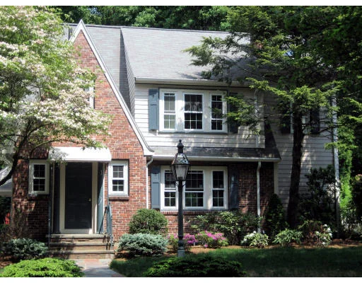 Unit for sale at 872 Chestnut St, Newton, MA 02468
