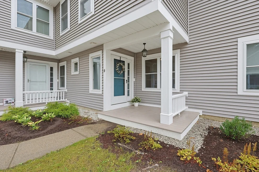 Unit for sale at 4 Oak Ct, Rockland, MA 02370
